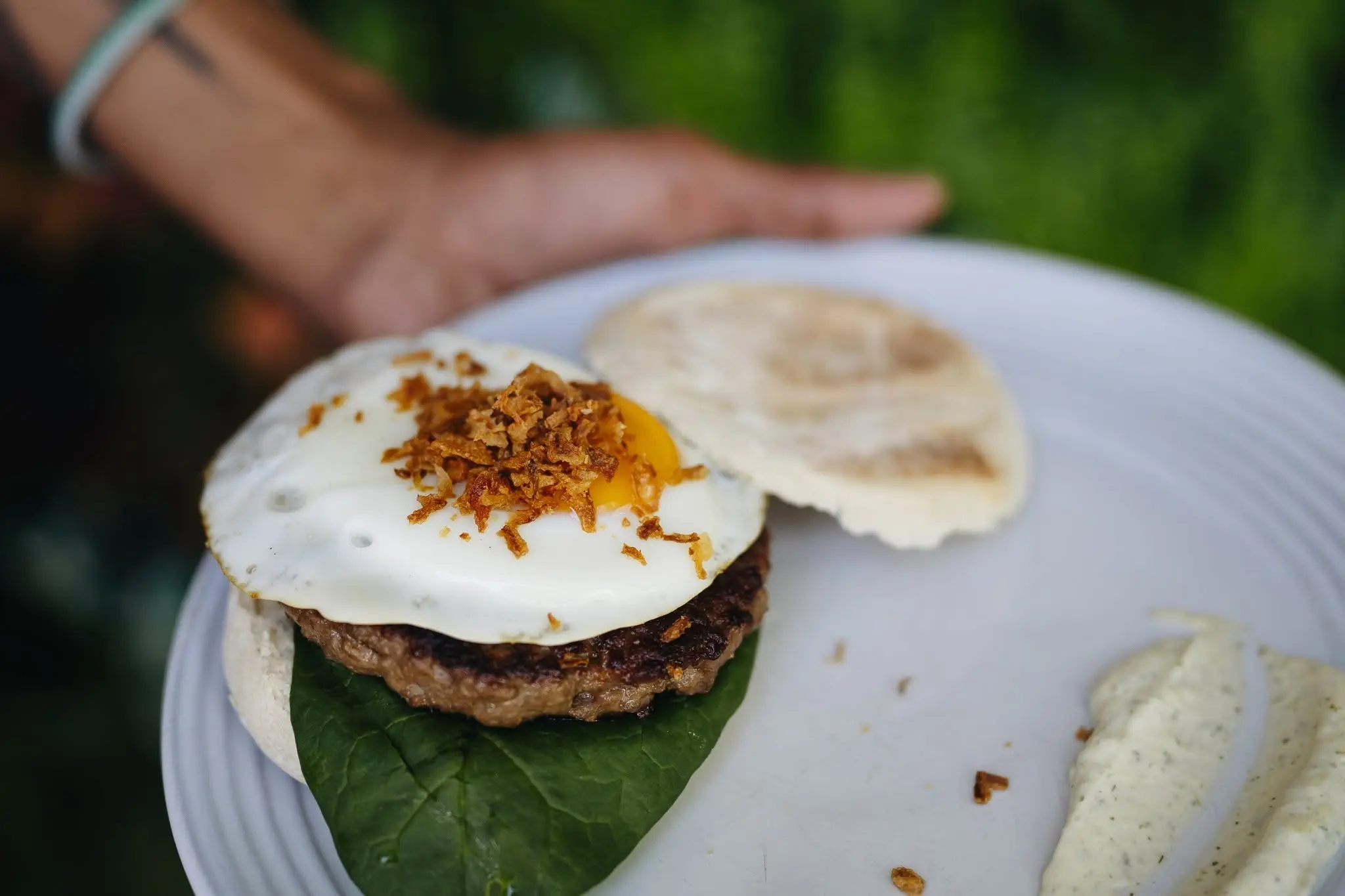 Hambúrguer com ovo estrelado servido no exterior